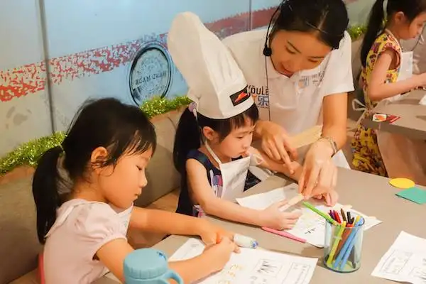 mandarin teacher interacting with students at youle mandarin enrichment classes for kids