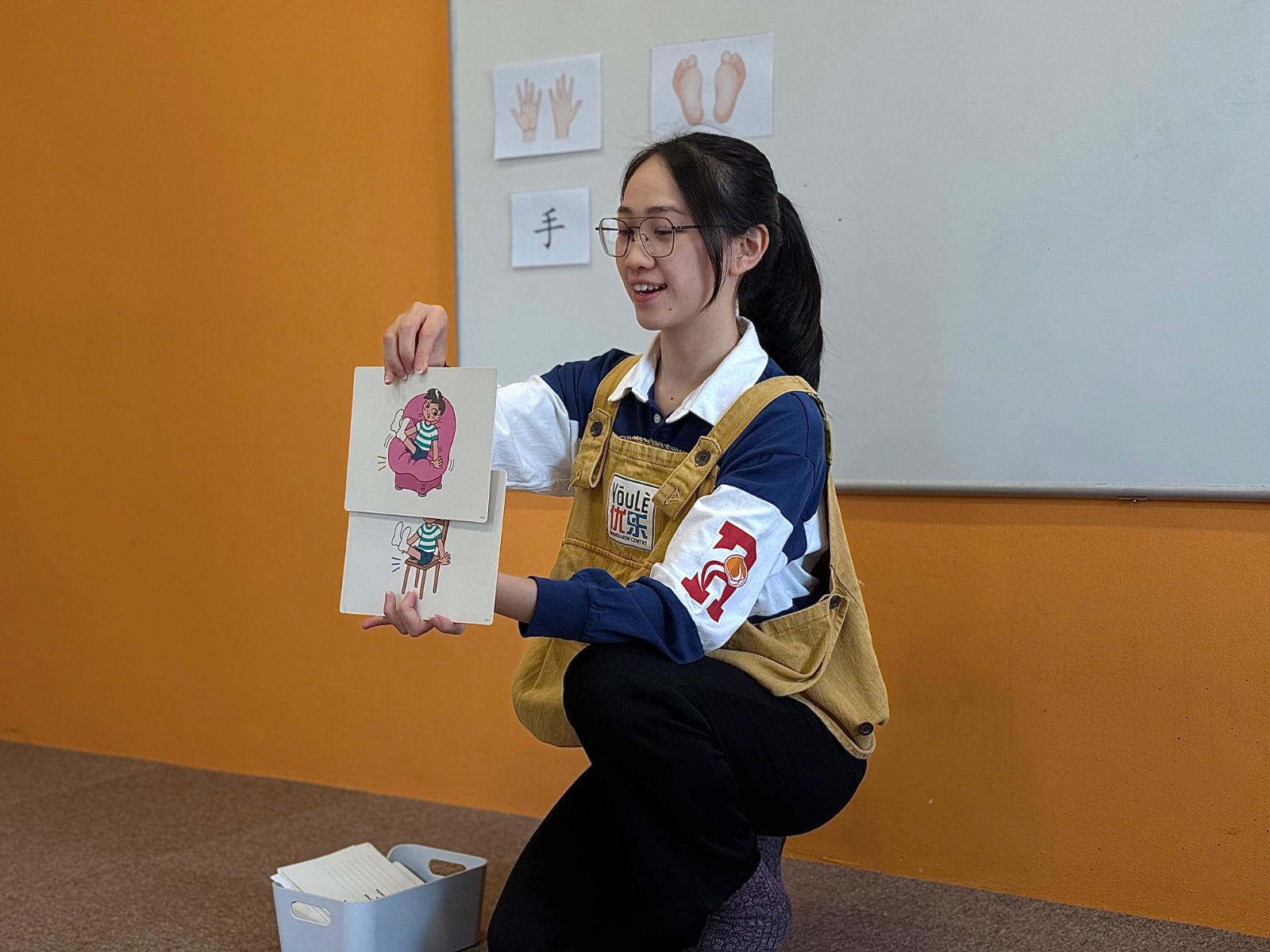 Teacher Lan showing flashcards in Playgroup 1